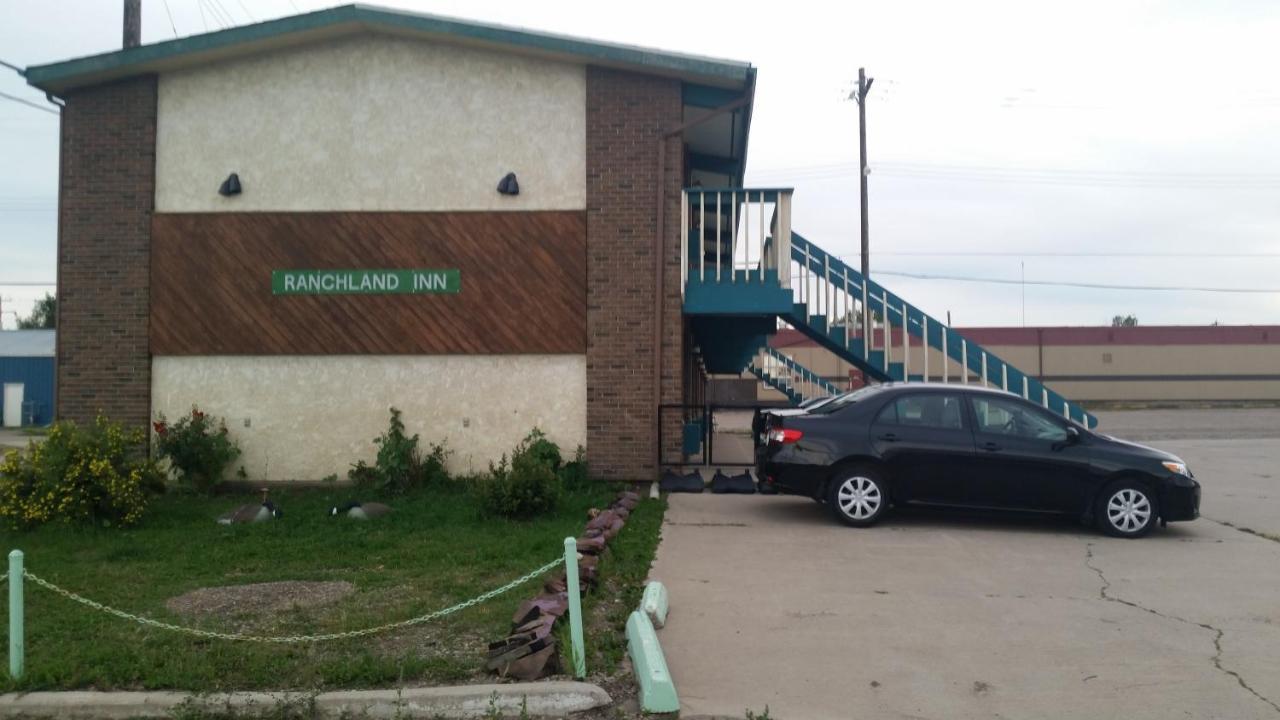 Ranchland Inn Nanton Exterior photo