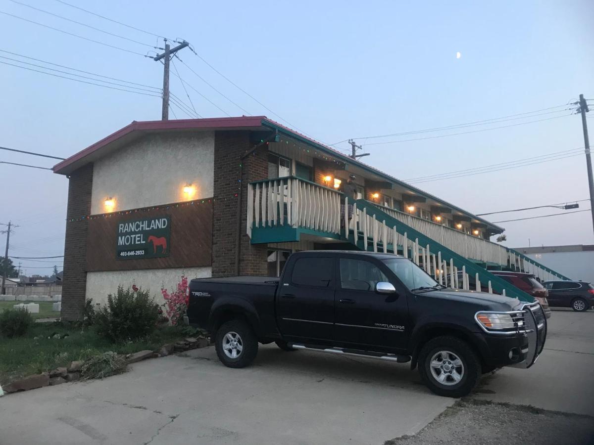 Ranchland Inn Nanton Exterior photo