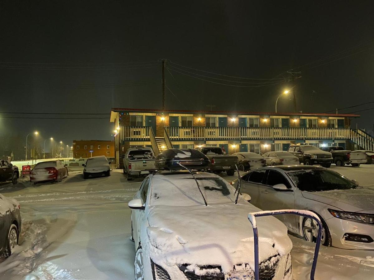 Ranchland Inn Nanton Exterior photo